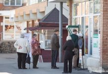 Romániában aggódnak az emberek: egy hónapra elegendő pénztartalékuk sincs