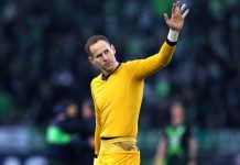 Így segít a magyar válogatott kapusa