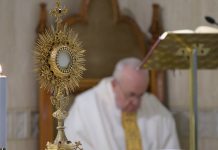 Ferenc pápa harminc lélegeztetőgépet ajánlott fel olasz klinikáknak