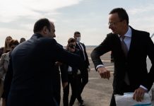 Szijjártó Péter védőfelszerelés-szállítmányt kísért el Moldovába