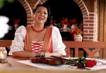 Miklós Szilvia magyarnóta énekes üdvözli szóban és dalban az amerikai magyarokat