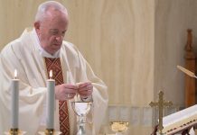 Ferenc pápa a politikusokért imádkozott