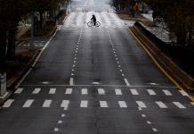 New Yorkban meghosszabbítják a kijárási korlátozást