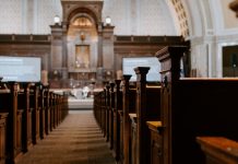 REMÉNYIK SÁNDOR: Üres templomban