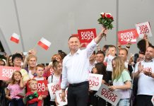 Andrzej Duda jelenlegi államfő nyerte meg az első fordulót