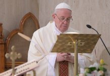 Ferenc pápa egymillió eurót adományozott