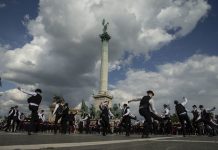 Táncszáz a Hősök terén