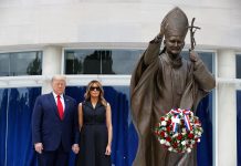 Donald Trump koszorút helyezett el Szent II. János Pál szobránál
