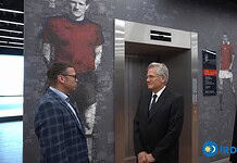 A Puskás Arénában kiállított képe mellett is aláírásra buzdított az erdélyi focilegenda