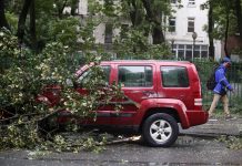 Tombol az Ézsaiás hurrikán, két és félmilliónyian áram nélkül