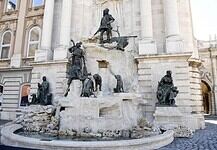 Újra csobog Mátyás kútja a budai Várban