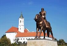 Megérkezett Vácra Attila szobra