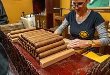 Donald Trump tiltólistára tette a kubai szivart és a rumot