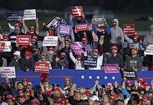 Így ünnepelte a tömeg az elnököt