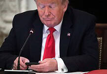 Donald Trump pert indít a Facebook, a Google, és a Twitter ellen