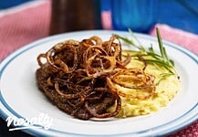 Hagymás rostélyos rozmaringos pürével