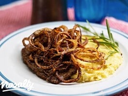 Hagymás rostélyos rozmaringos pürével