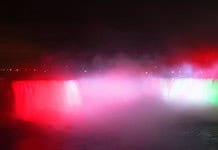 Magyar nemzeti színekben pompázott a Niagara-vízesés