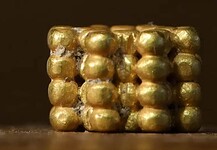 Háromezer éves aranygyöngyöt talált egy kisfiú