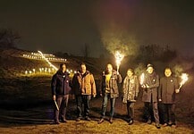 Óriási kettőskereszt világított a Királydomb oldalán