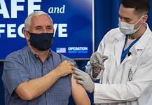 Élő adásban oltották be az alelnököt