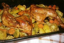 Ropogós csirkecomb vele sült krumplival és zöldségekkel