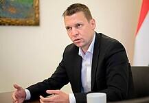 Menczer: Európa Kínában áll sorban a vakcináért