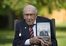 Elhunyt Sir Tom Moore, a koronavírus elleni küzdelem jelképe
