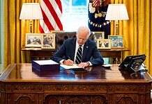 Aláírta Joe Biden a mentőcsomagról szóló törvényjavaslatot