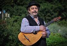 Elhunyt Dinnyés József zeneszerző, énekes, gitáros