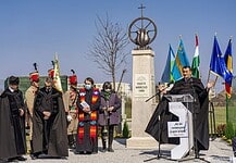 Felavatták a fekete március áldozatainak emlékművét Marosszentgyörgyön