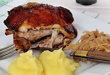 Hagyma és almaágyon sült csülök