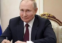 Kreml: Putyin párbeszédet, nem vitát javasol Bidennek