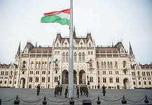Felvonták a nemzeti lobogót az Országház előtt