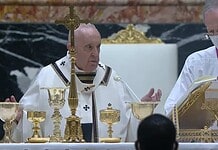 Ferenc pápa vezetésével megkezdődött a Nagyszombat esti virrasztás