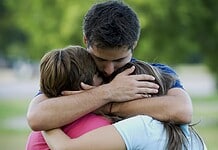 Miért olyan hatásos az ölelés?