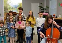 Jókívánság-csokor a szeretet masnijával átkötve – Anyák napja Clevelandben