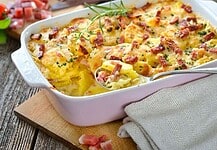 Sajtos-szalonnás rakott krumpli