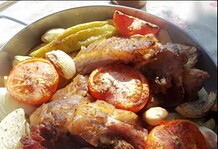 Sertéscsülök pékné módra hagymaágyon sütve