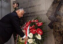 Mateusz Morawiecki és Orbán Viktor megkoszorúzta id. Antall József emlékművét