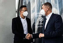 Szijjártó Péter átadta a vakcinákat Andrej Babisnak