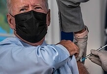 Joe Biden kamerák előtt vette fel a harmadik oltást