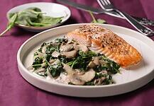 Lazac tejszínes-gombás mártásban