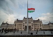 Felvonták, majd félárbócra engedték Magyarország lobogóját