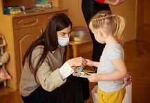 Szentkirályi Alexandra szerencsi gyerekeknek vitt ajándék csokoládét