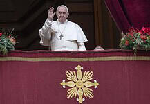 Több ezren hallgatták az esőben a pápa karácsonyi üzenetét