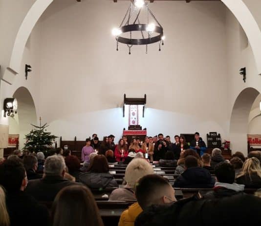 Gyertyafényben csendült fel a Mennyből az angyal szenteste a kolozsvári Kakasos templomban