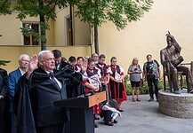 Leleplezték Erdély első egész alakos Kós Károly-szobrát