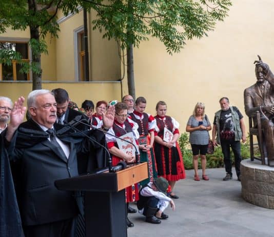 Leleplezték Erdély első egész alakos Kós Károly-szobrát
