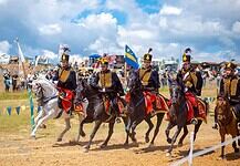 Huszárfelvonulással és hatalmas székely lobogó felvonásával vette kezdetét a 11. Székely Vágta
